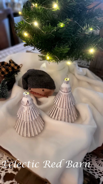 Picket Fence as a Christmas Centerpiece. Share NOW. #centerpiece, #Christmas decor, #Decoratiing, #eclecticredbarn, #holiday decor